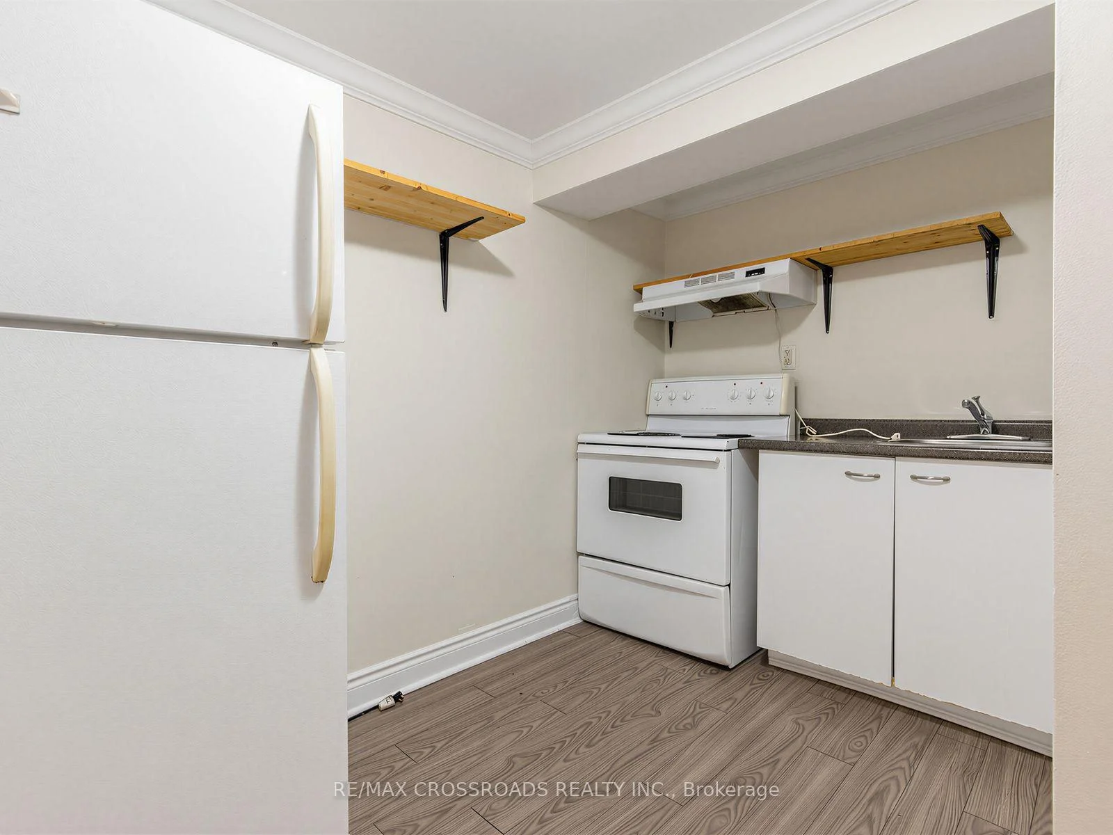 Photo 48 of 59 Chaucer Crescent, Barrie, Letitia Heights — HOMEH