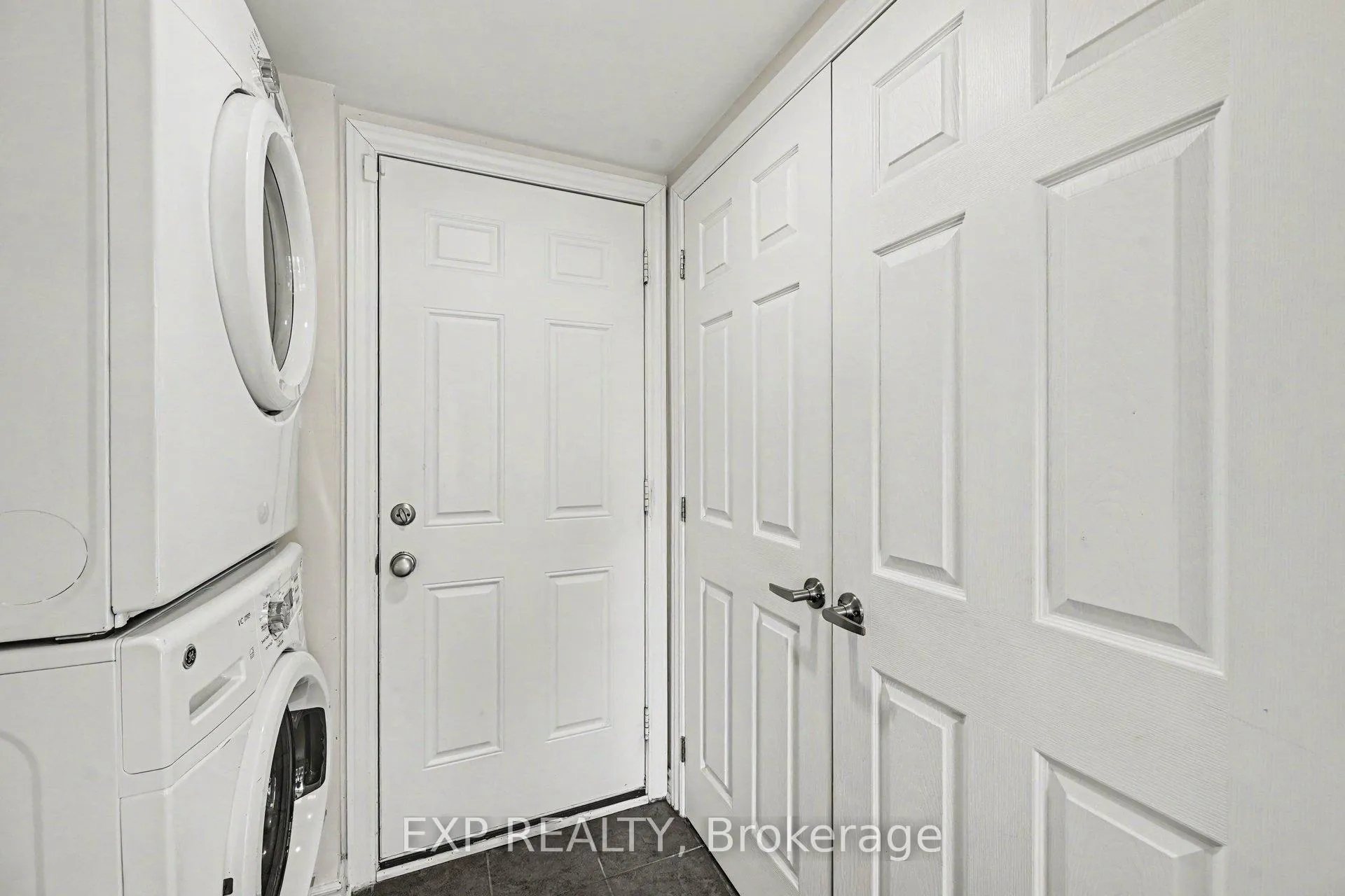 Photo 5 of 28 Streambank Street, Ottawa, Kanata - Emerald Meadows/Trailwest — HOMEH
