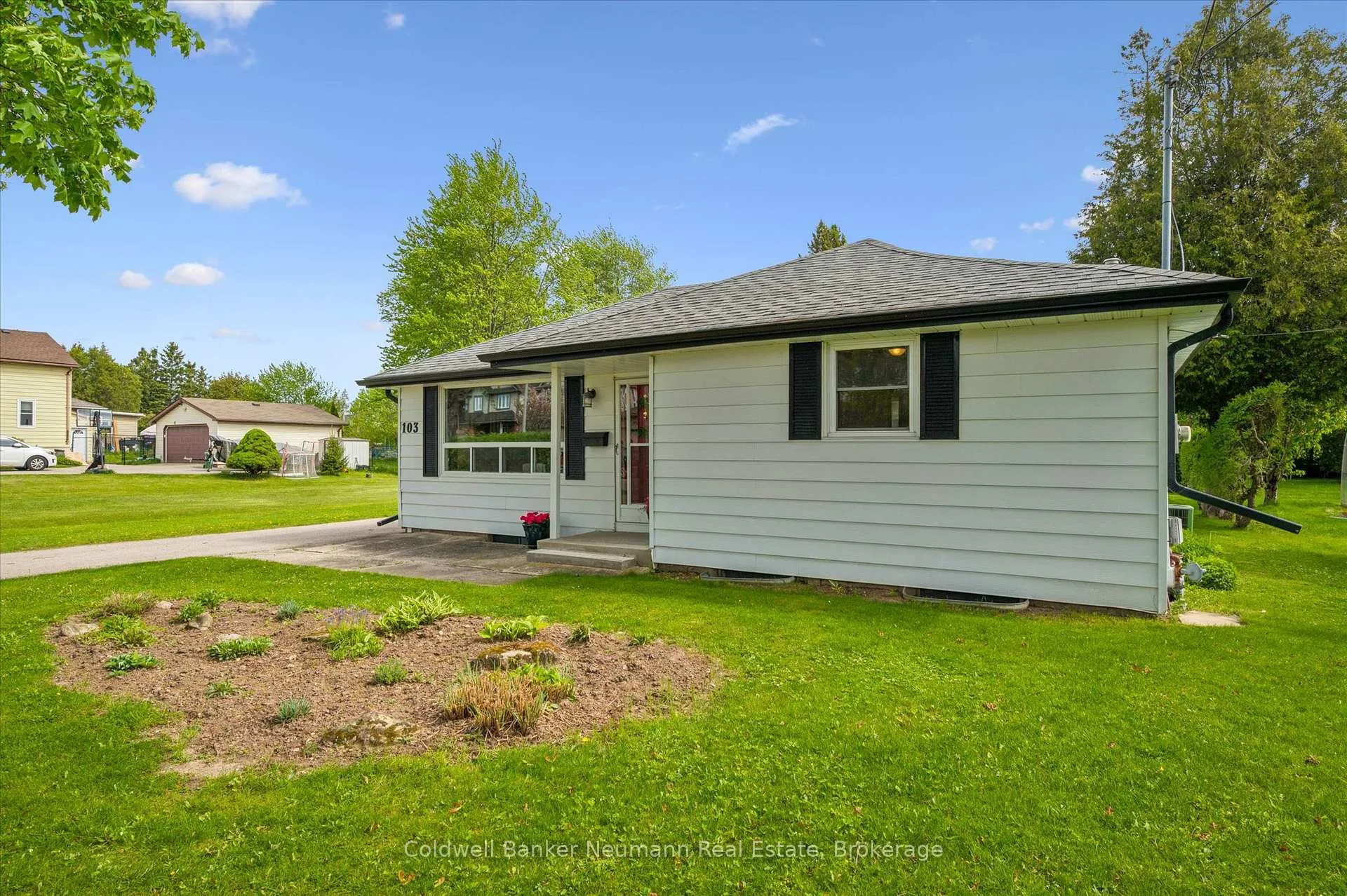 Photo 4 of 103 Cityview Drive N, Guelph, Grange Road — HOMEH