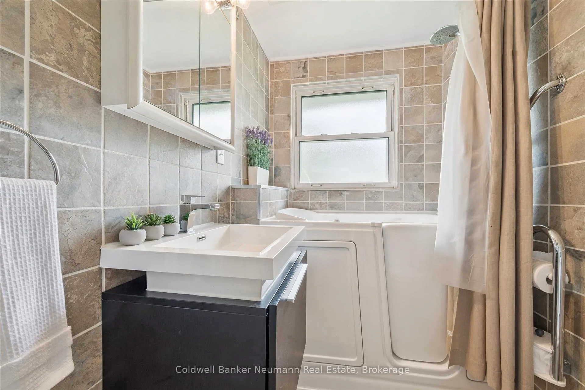 Photo 15 of 103 Cityview Drive N, Guelph, Grange Road — HOMEH