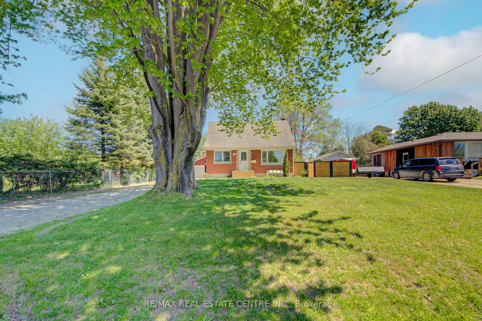 Photo 2 of 17 Daniel Avenue, Kitchener — HOMEH