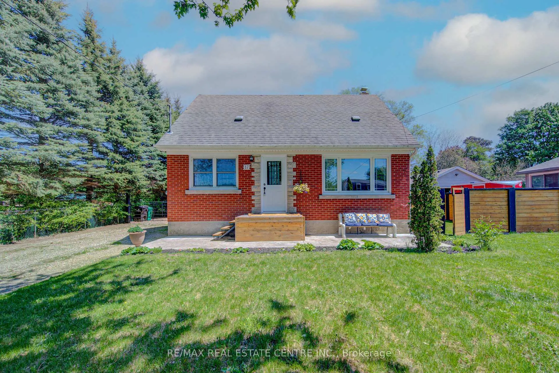 Photo 3 of 17 Daniel Avenue, Kitchener — HOMEH