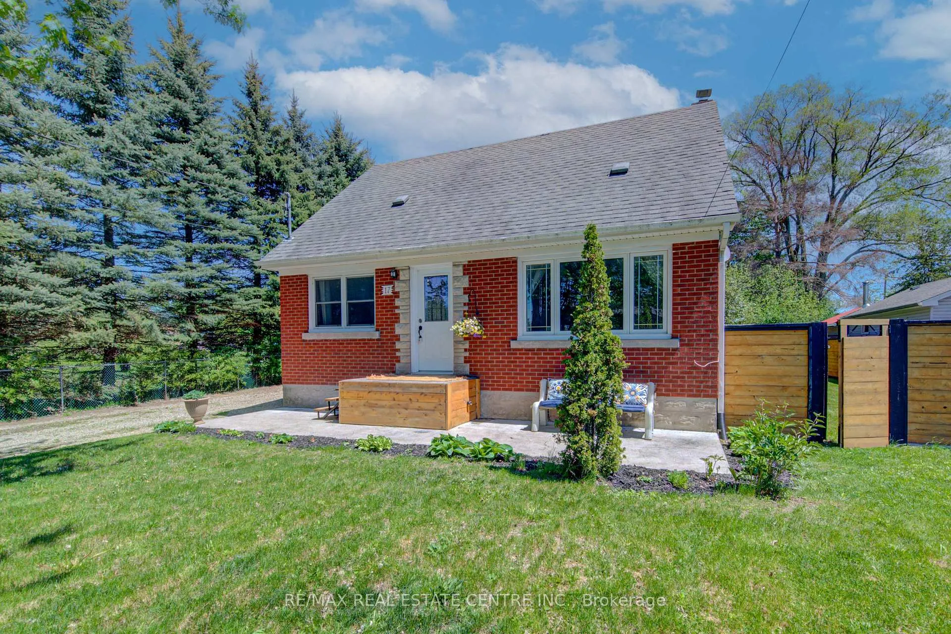 Photo 4 of 17 Daniel Avenue, Kitchener — HOMEH