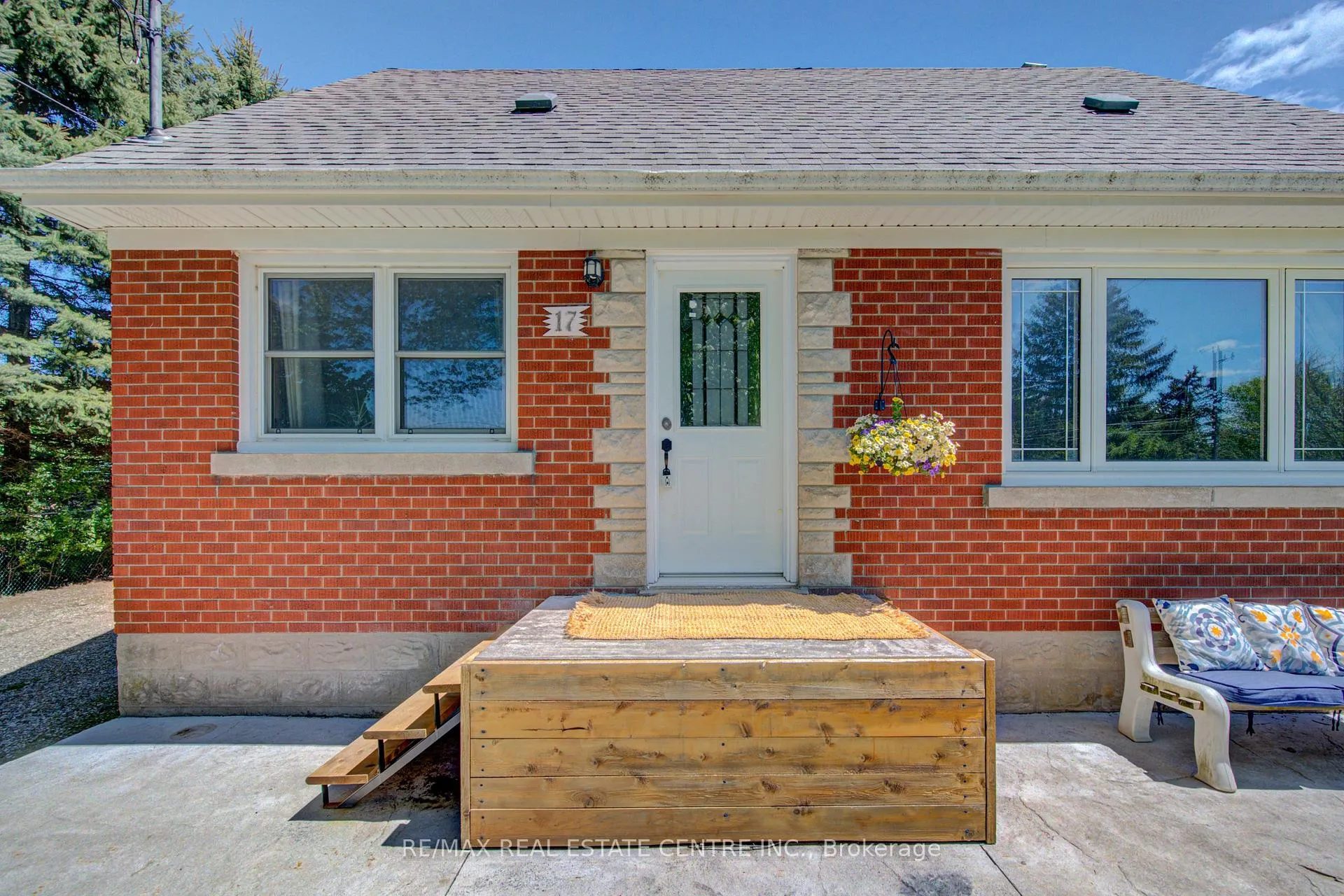 Photo 5 of 17 Daniel Avenue, Kitchener — HOMEH
