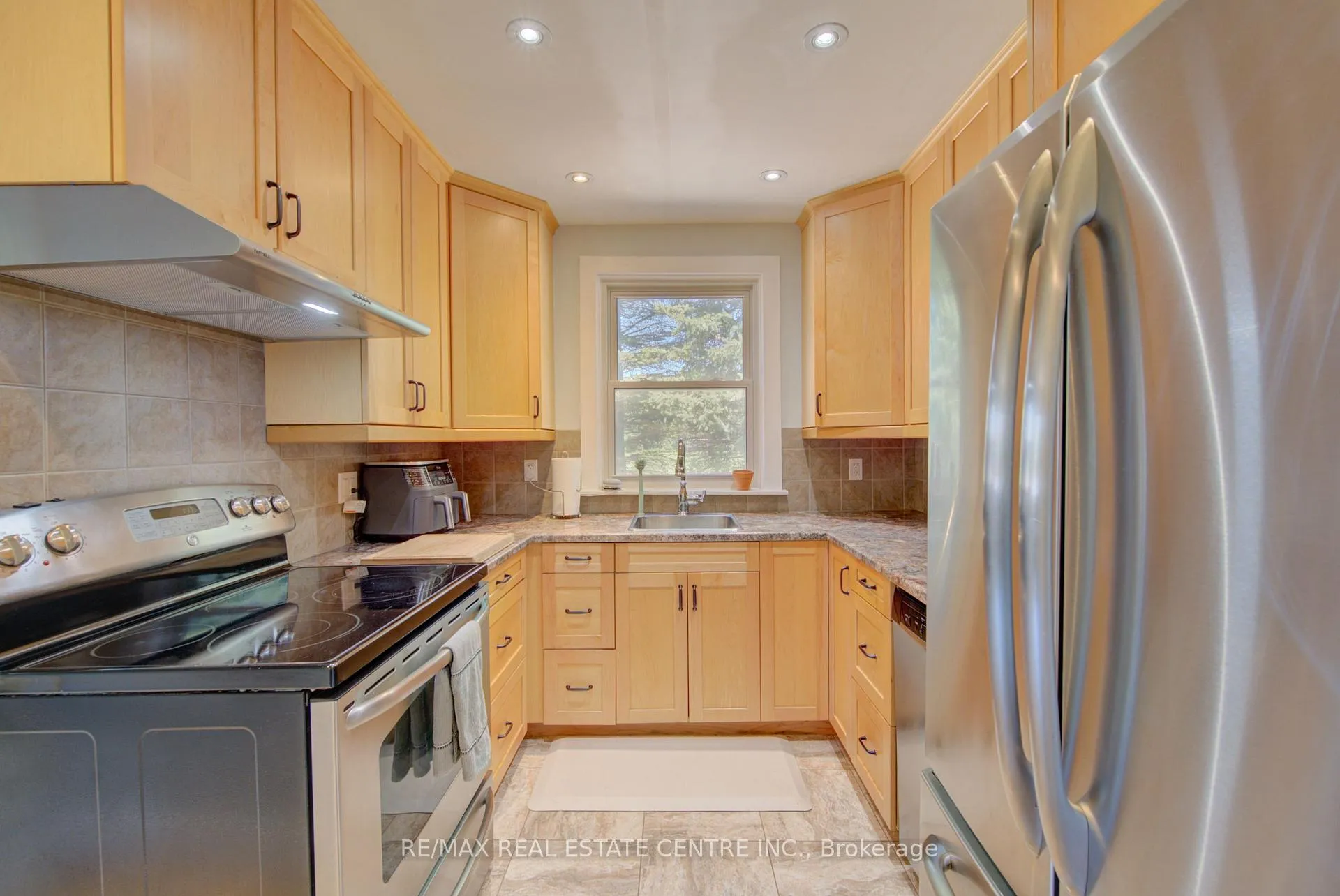 Photo 13 of 17 Daniel Avenue, Kitchener — HOMEH
