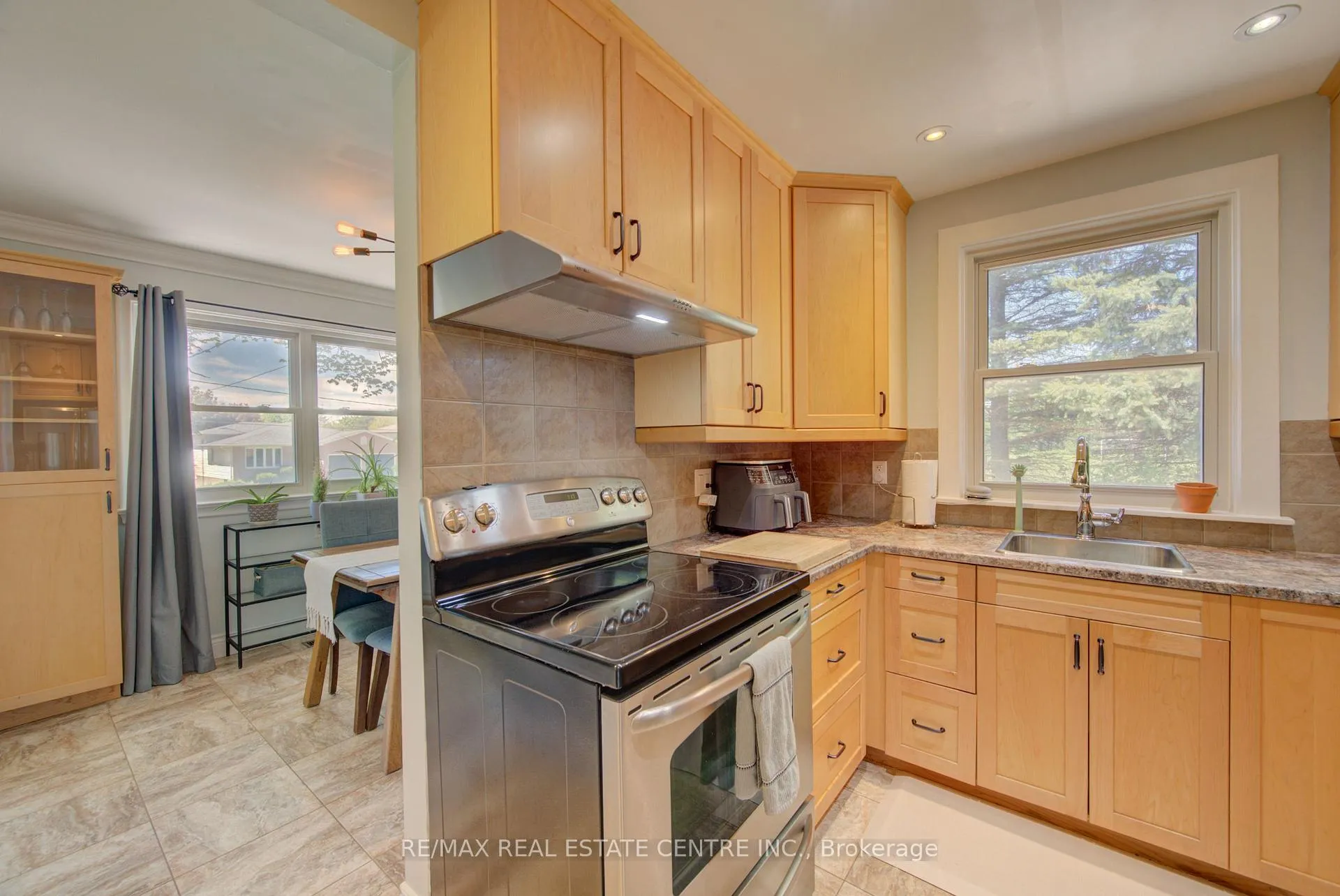 Photo 14 of 17 Daniel Avenue, Kitchener — HOMEH
