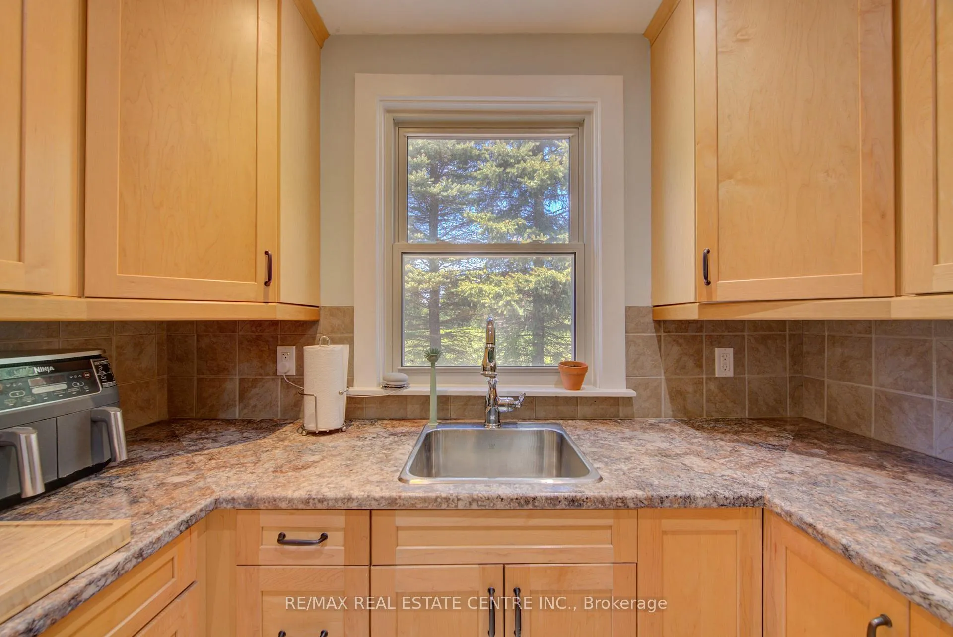 Photo 16 of 17 Daniel Avenue, Kitchener — HOMEH