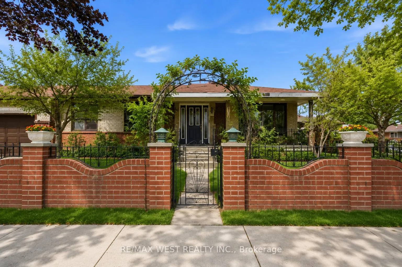 Photo 3 of 119 Benjamin Boulevard, Scarborough, Kennedy Park — HOMEH