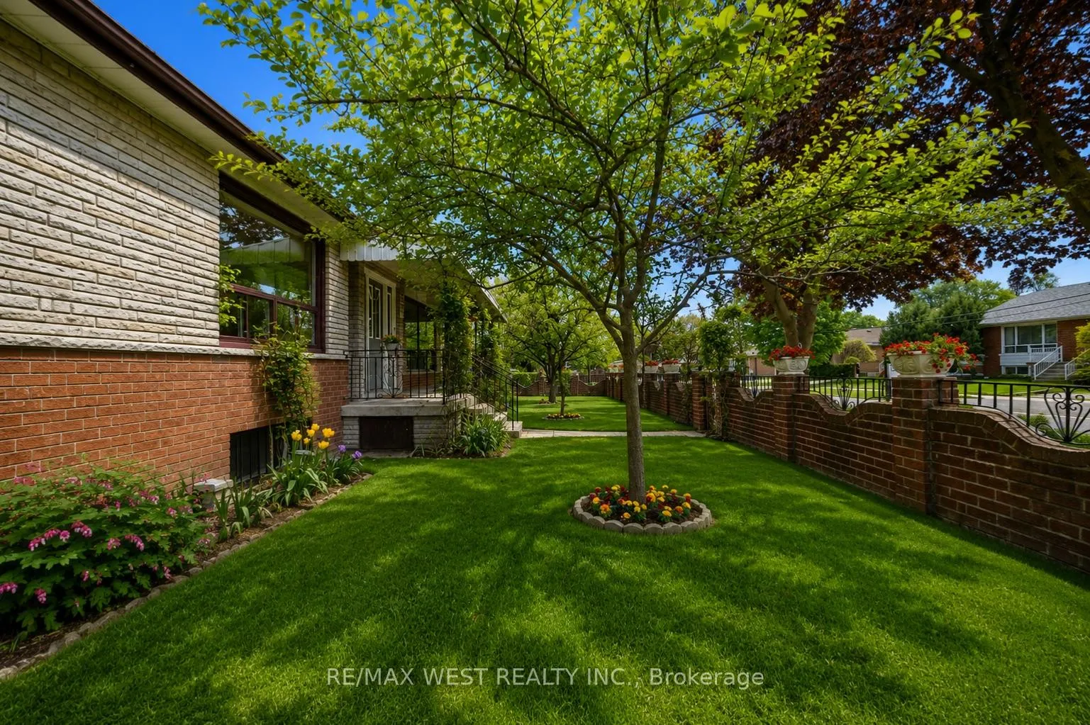 Photo 4 of 119 Benjamin Boulevard, Scarborough, Kennedy Park — HOMEH