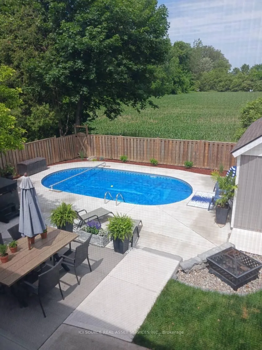 Photo 2 of 112 Thornhill Crescent, Chatham-Kent — HOMEH