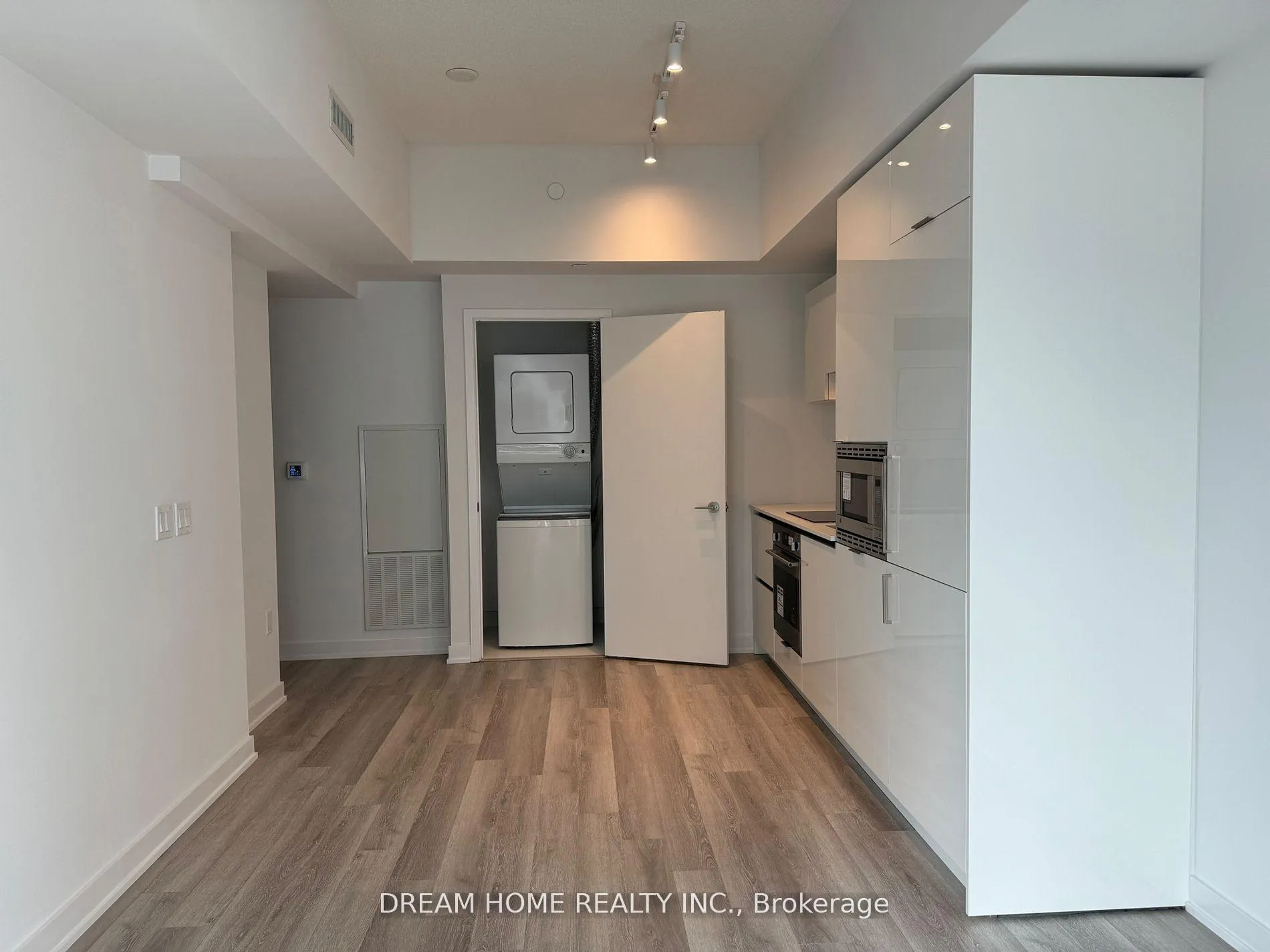 Photo 5 of Unit 1807, 238 Simcoe Street, Toronto, Kensington-Chinatown — HOMEH