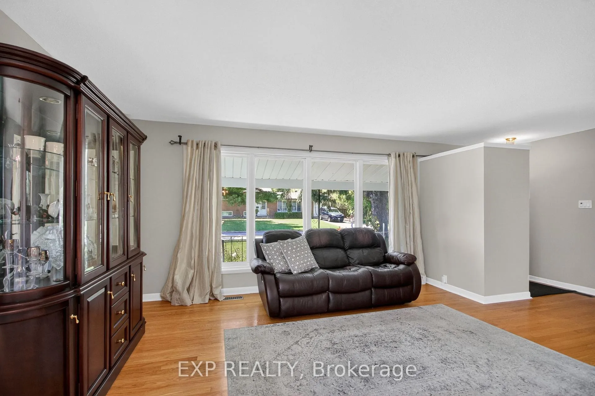 Photo 4 of 31 Barlyn Avenue, Ottawa, City View/Skyline/Fisher Heights/Parkwood Hills — HOMEH