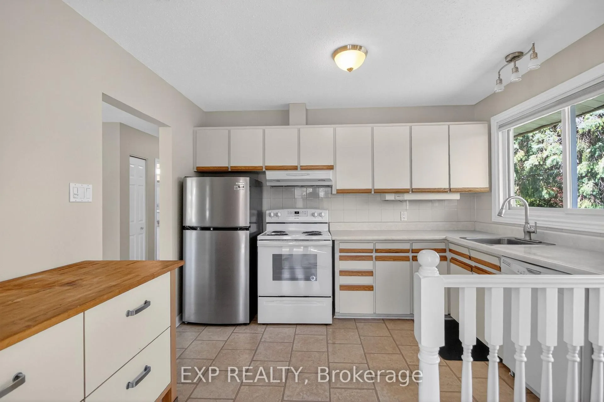 Photo 6 of 31 Barlyn Avenue, Ottawa, City View/Skyline/Fisher Heights/Parkwood Hills — HOMEH