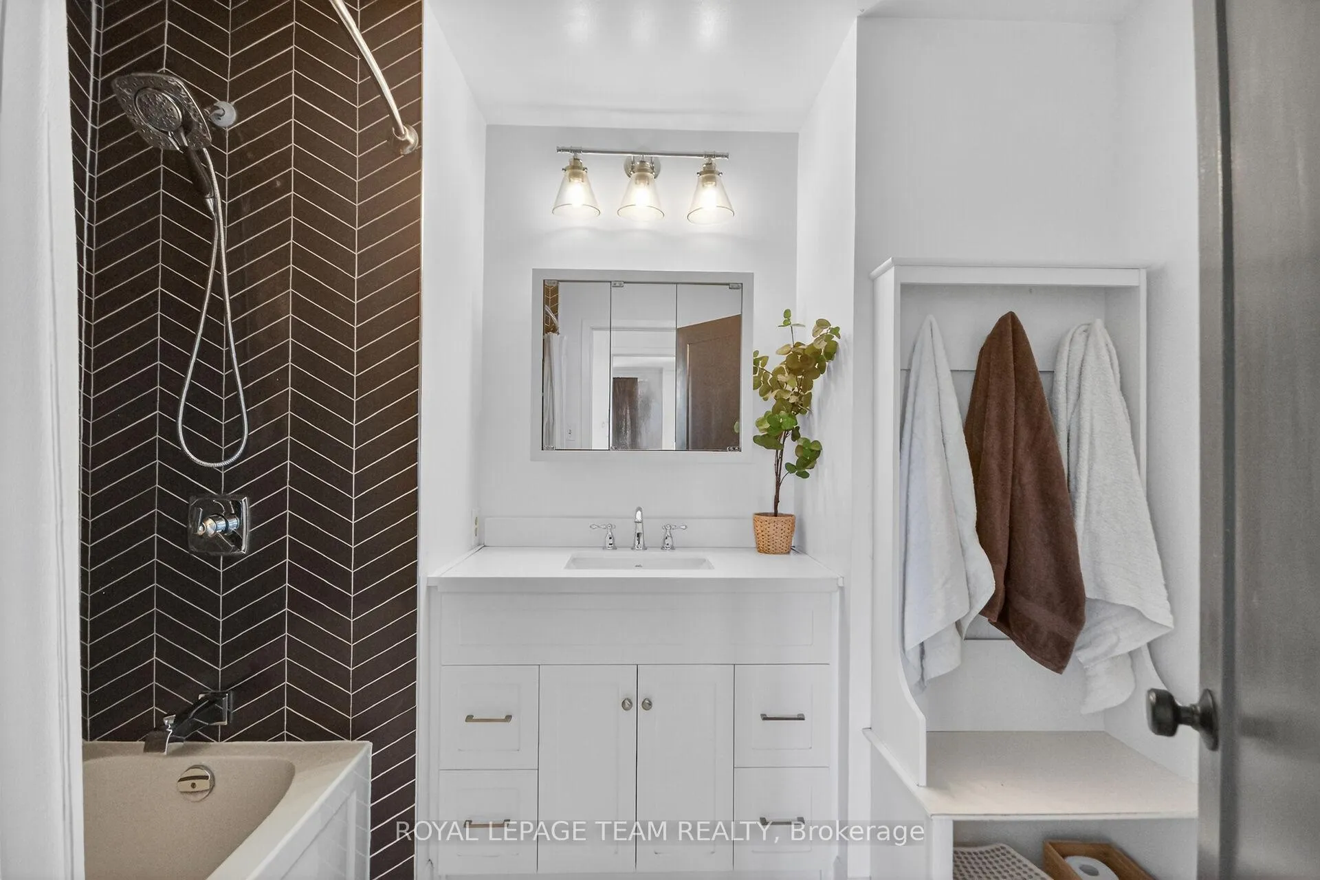 Photo 37 of 15 Markham Avenue, Ottawa, Craig Henry/Woodvale — HOMEH