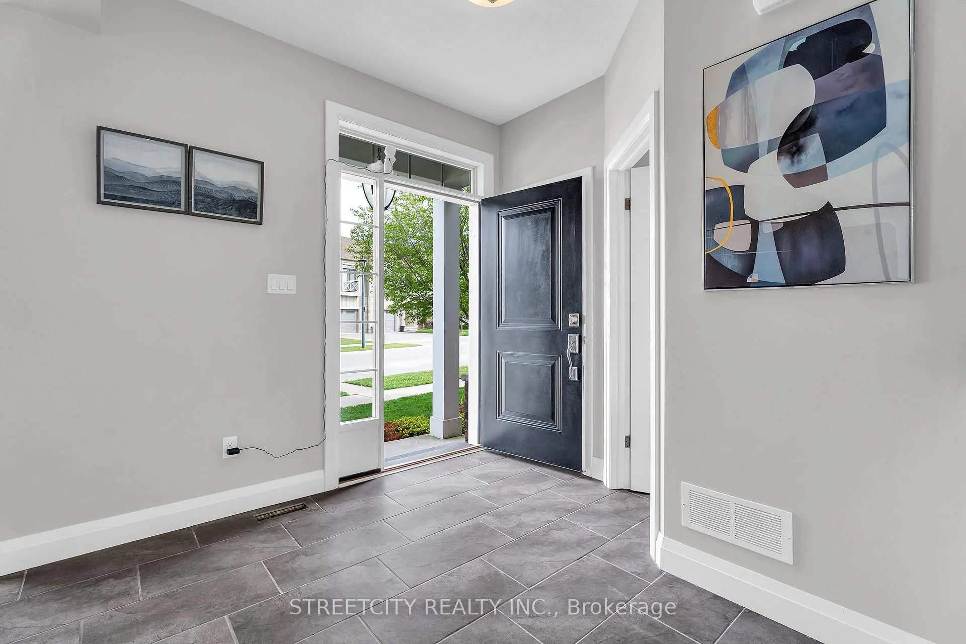 Photo 4 of 247 Callaway Road, London, North R — HOMEH