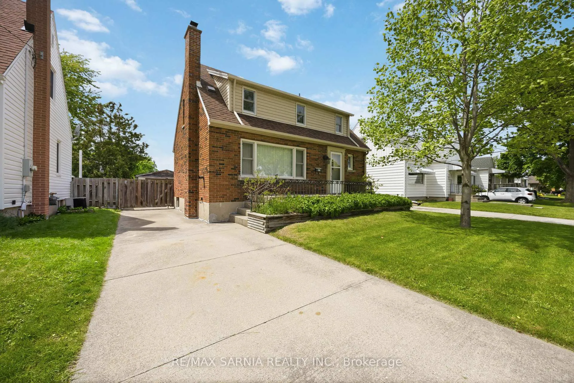 Photo 2 of 371 Mack Avenue, Sarnia — HOMEH
