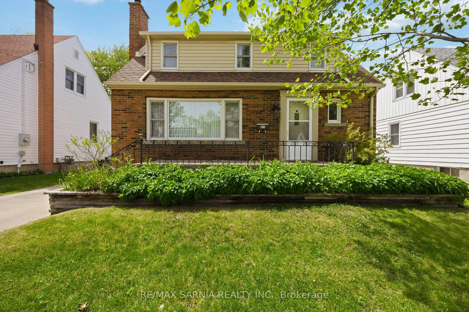 Photo 4 of 371 Mack Avenue, Sarnia — HOMEH