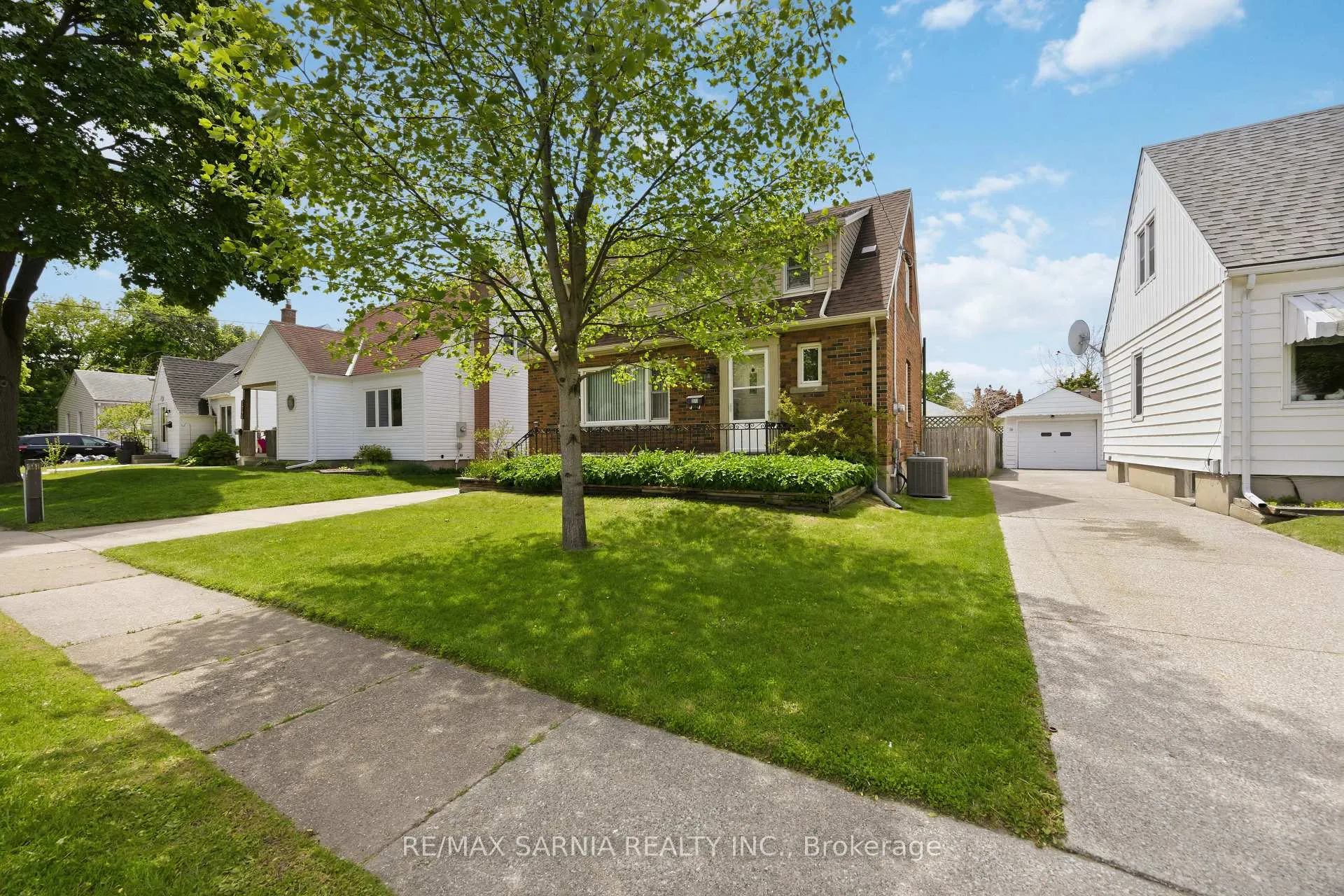 Photo 5 of 371 Mack Avenue, Sarnia — HOMEH