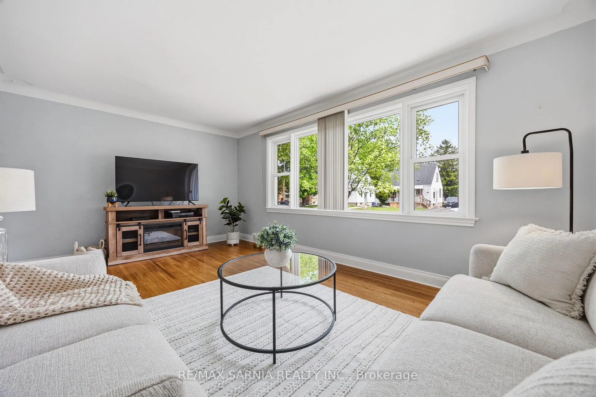 Photo 9 of 371 Mack Avenue, Sarnia — HOMEH