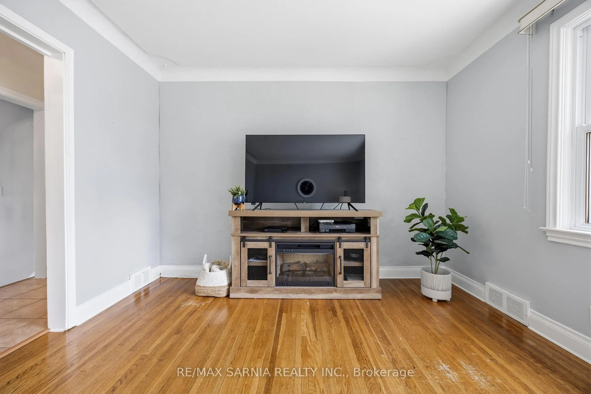 Photo 10 of 371 Mack Avenue, Sarnia — HOMEH