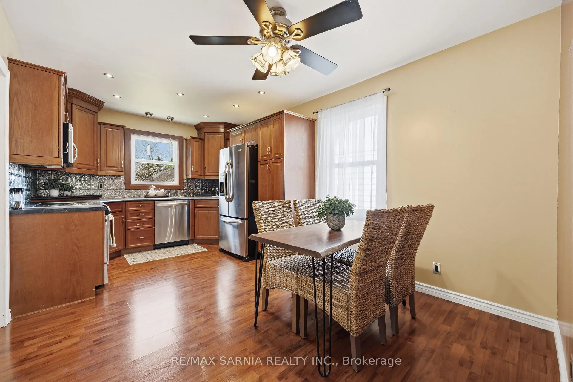 Photo 11 of 371 Mack Avenue, Sarnia — HOMEH