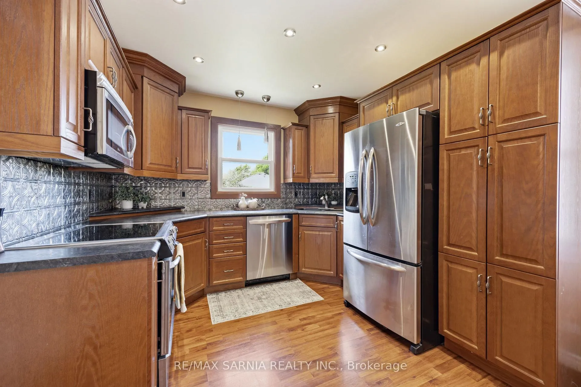 Photo 13 of 371 Mack Avenue, Sarnia — HOMEH