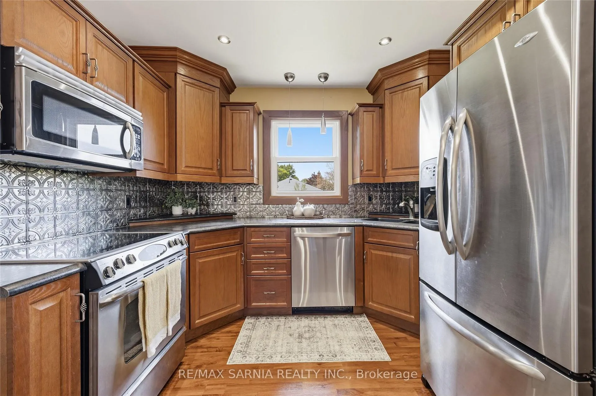 Photo 15 of 371 Mack Avenue, Sarnia — HOMEH
