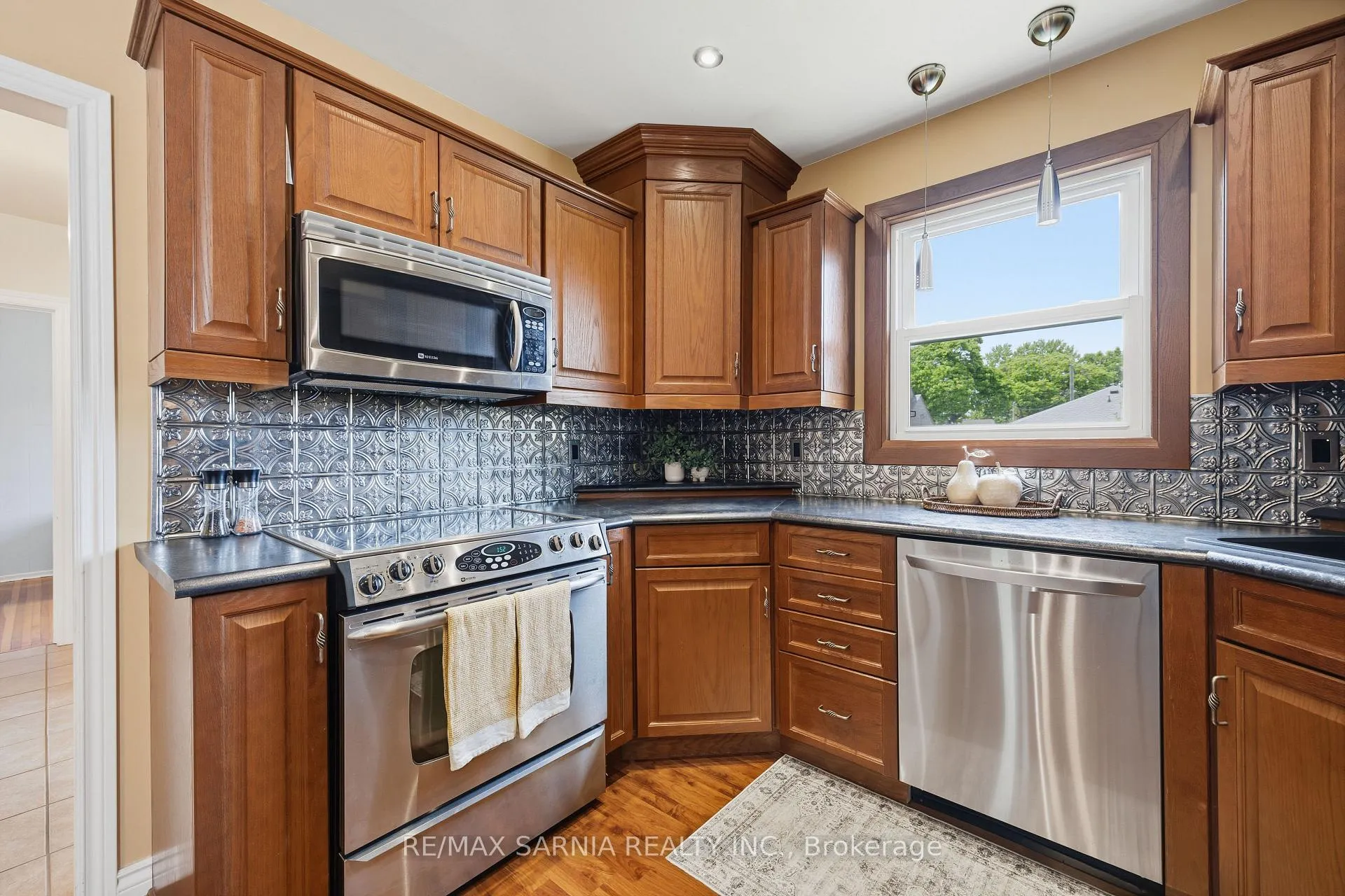 Photo 16 of 371 Mack Avenue, Sarnia — HOMEH