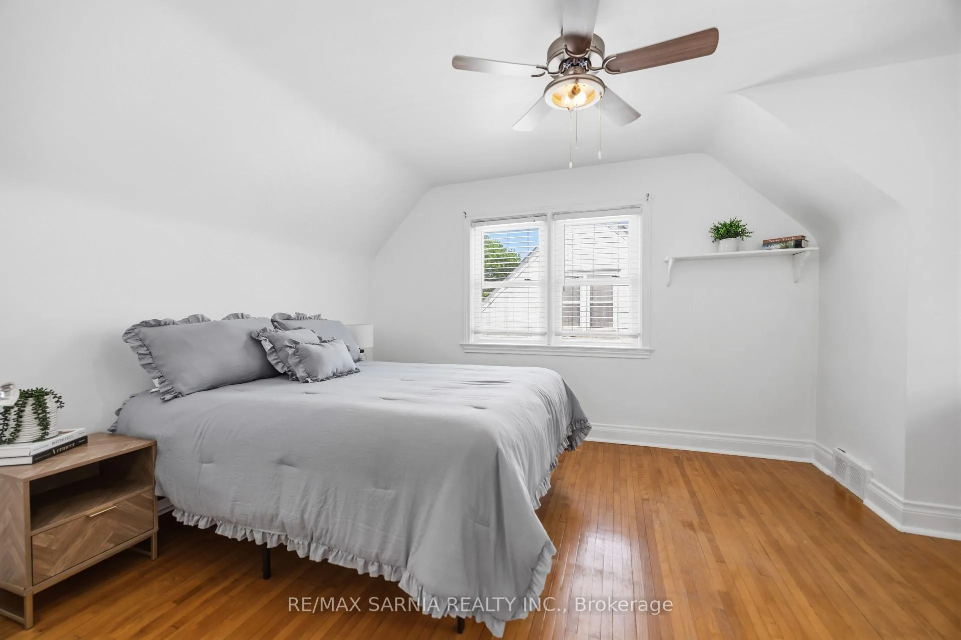 Photo 21 of 371 Mack Avenue, Sarnia — HOMEH