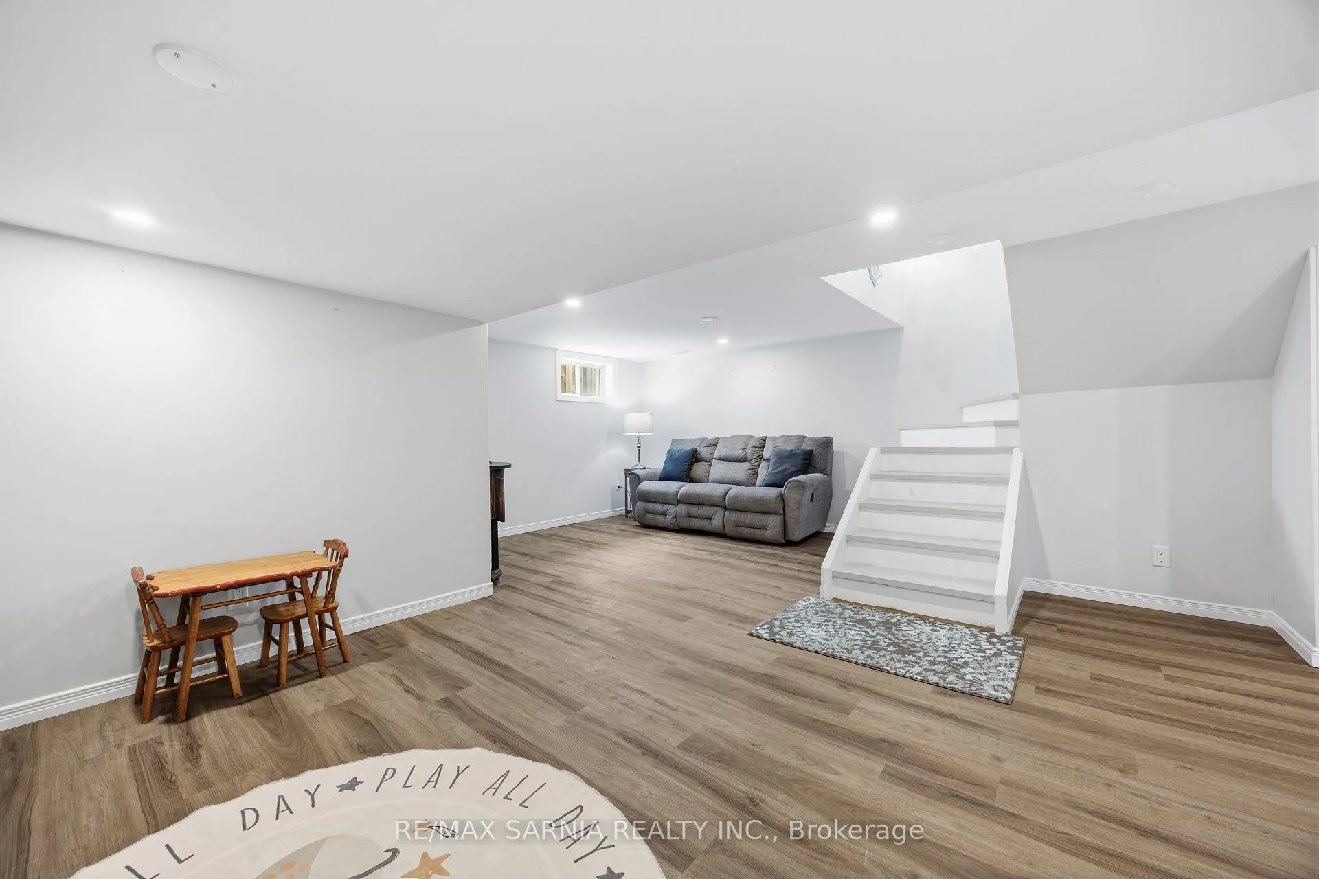 Photo 34 of 371 Mack Avenue, Sarnia — HOMEH