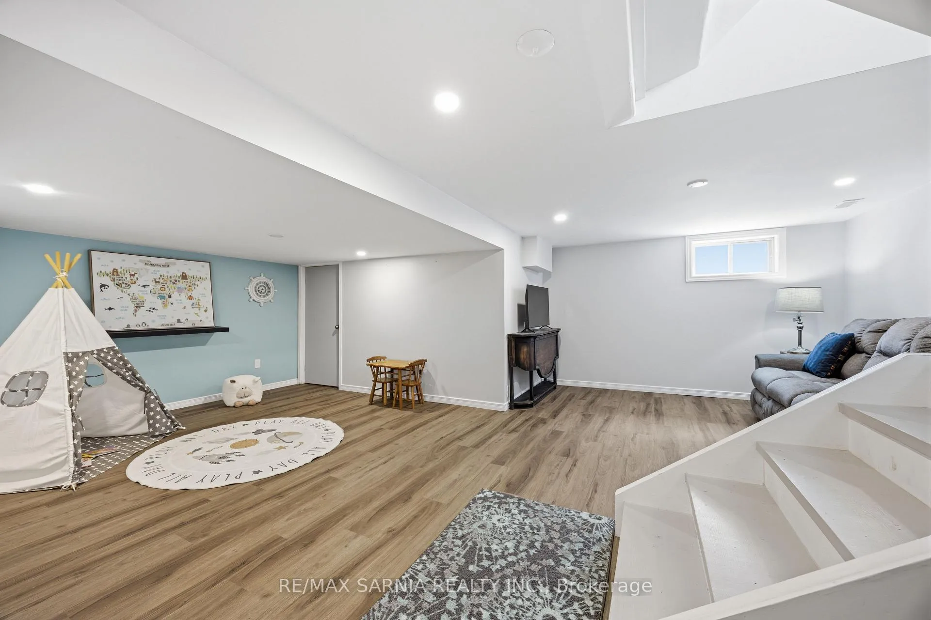 Photo 37 of 371 Mack Avenue, Sarnia — HOMEH