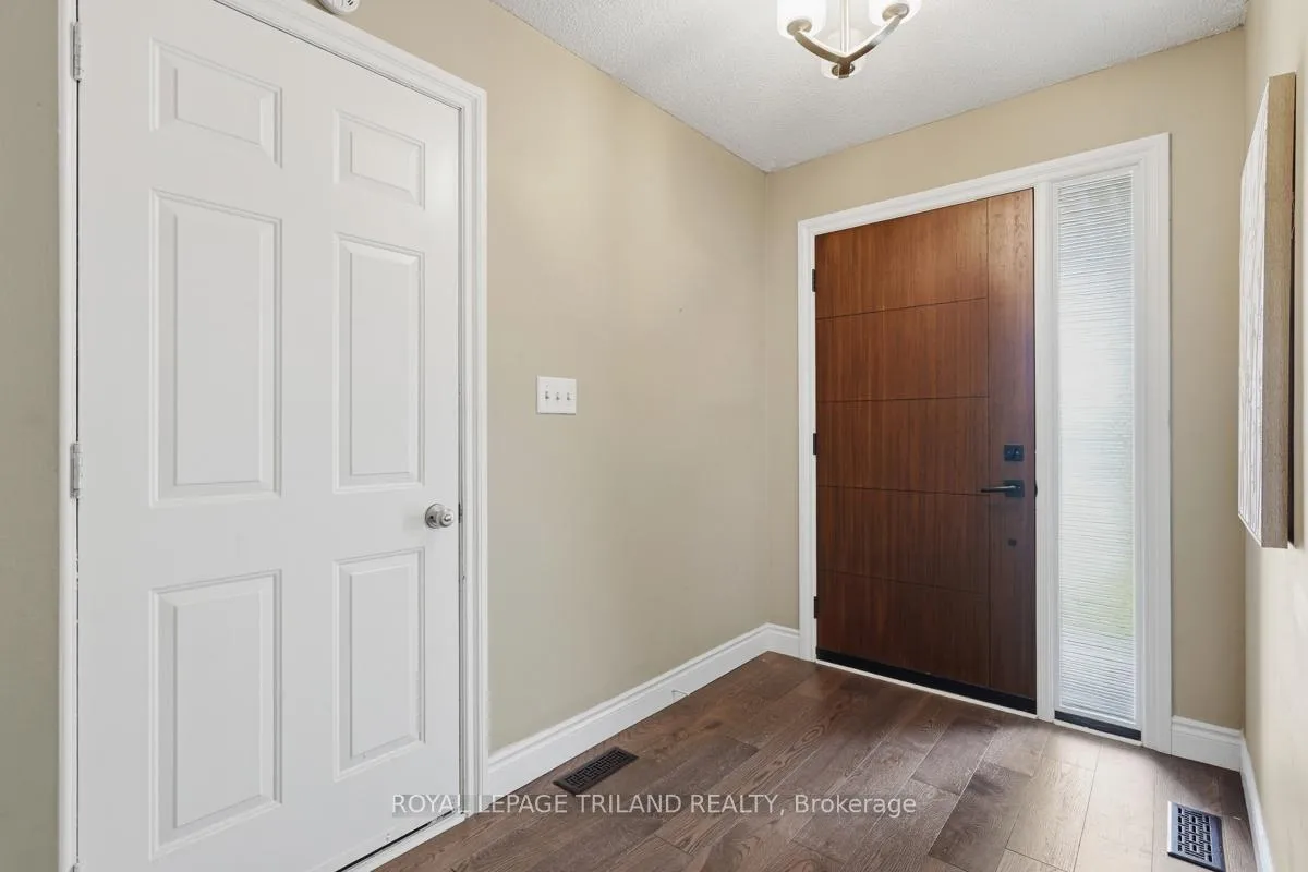 Photo 4 of 1098 Lawson Road, London, North I — HOMEH