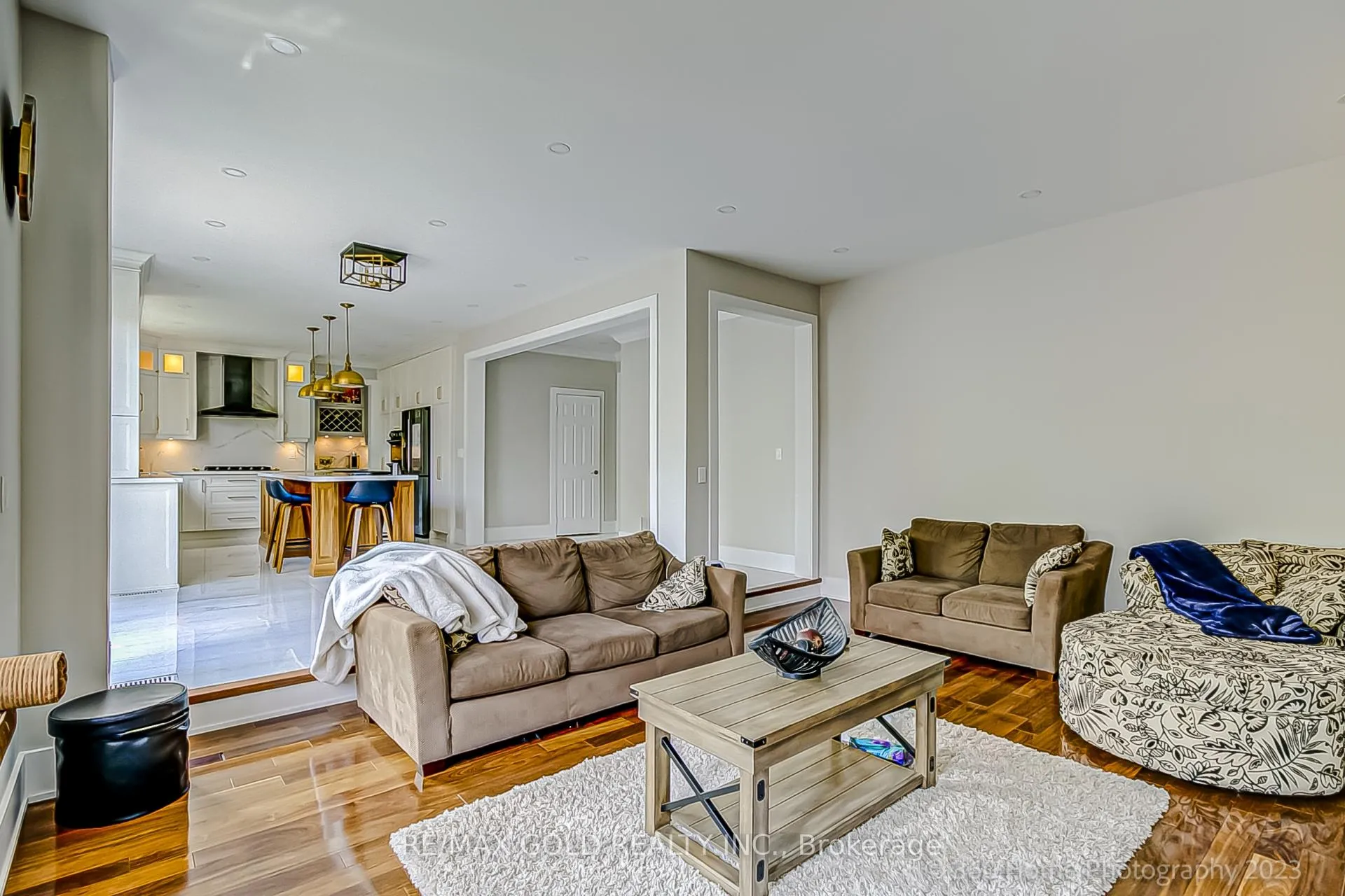 Photo 6 of 98 Treeline Boulevard, Brampton, Vales of Castlemore — HOMEH