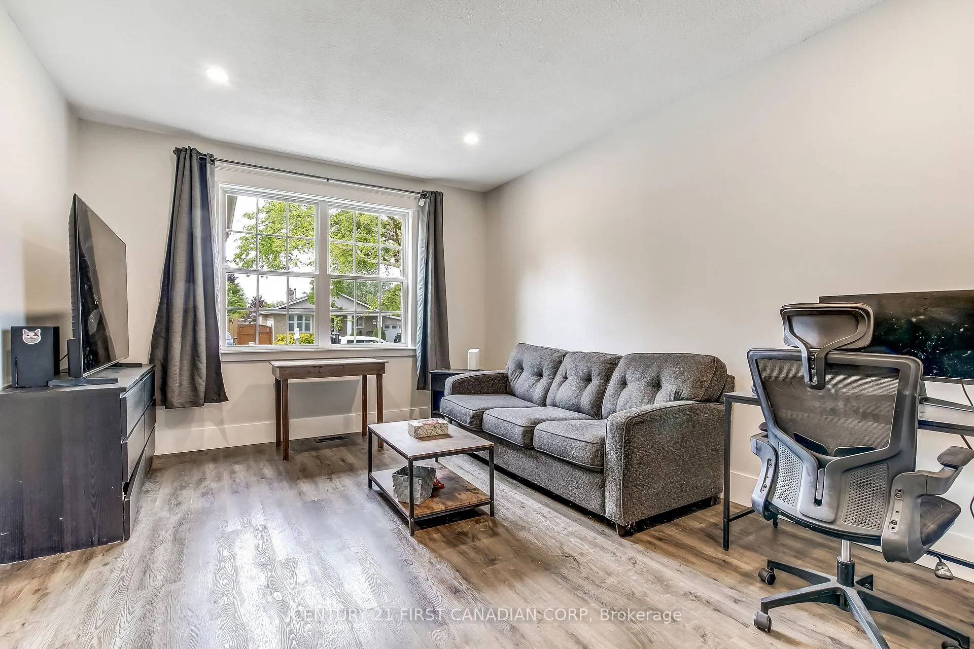 Photo 6 of 20 Renny Crescent, London, South X — HOMEH