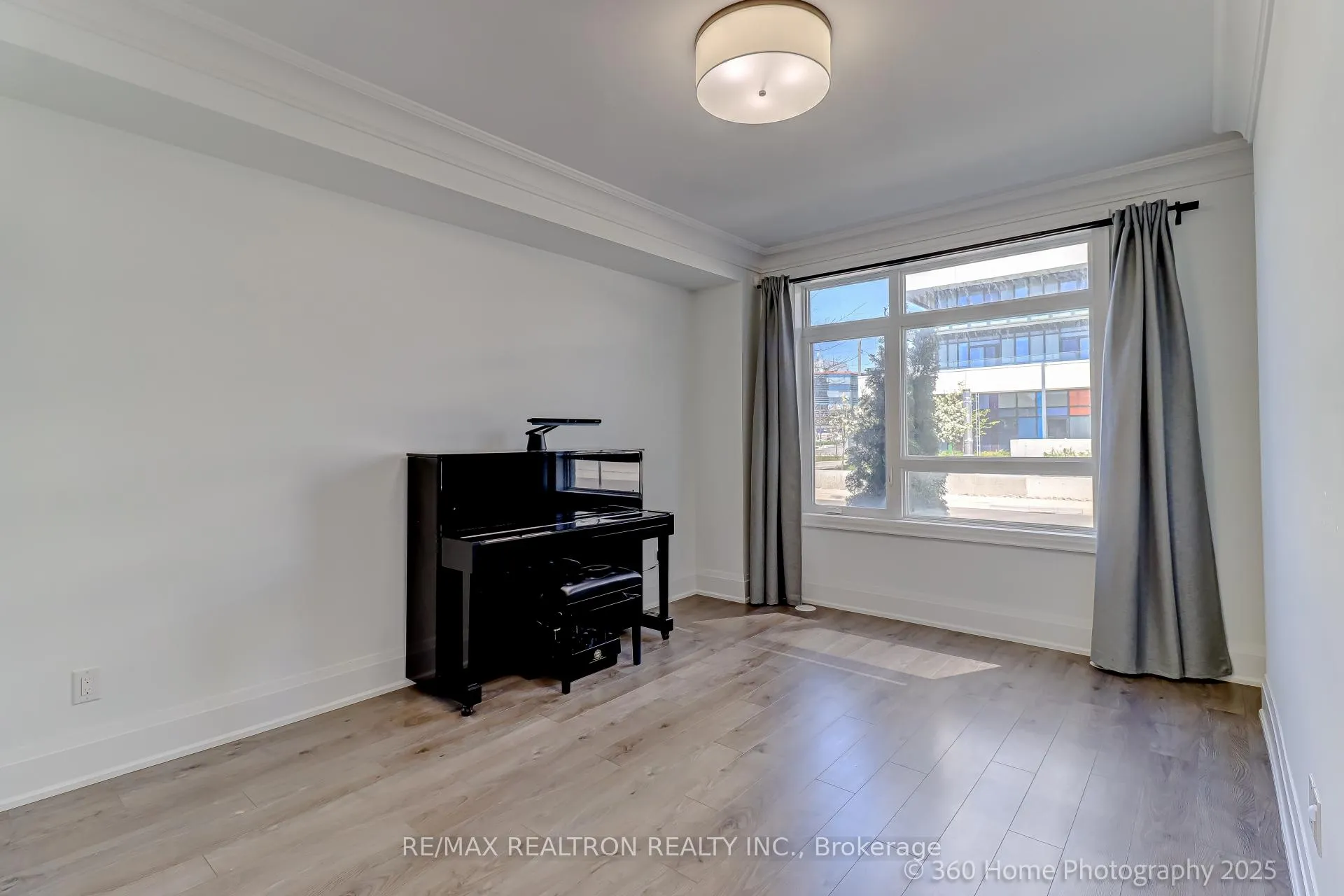 Photo 2 of 9 Gandhi Lane, Markham, Commerce Valley — HOMEH