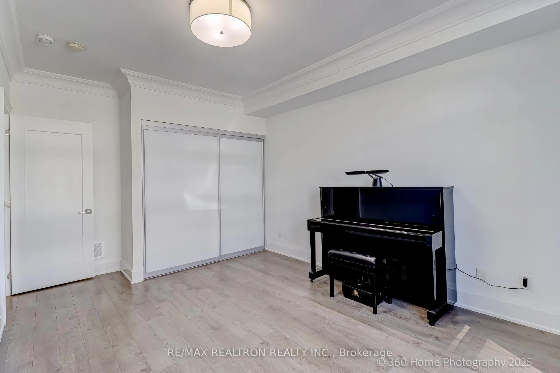 Photo 4 of 9 Gandhi Lane, Markham, Commerce Valley — HOMEH
