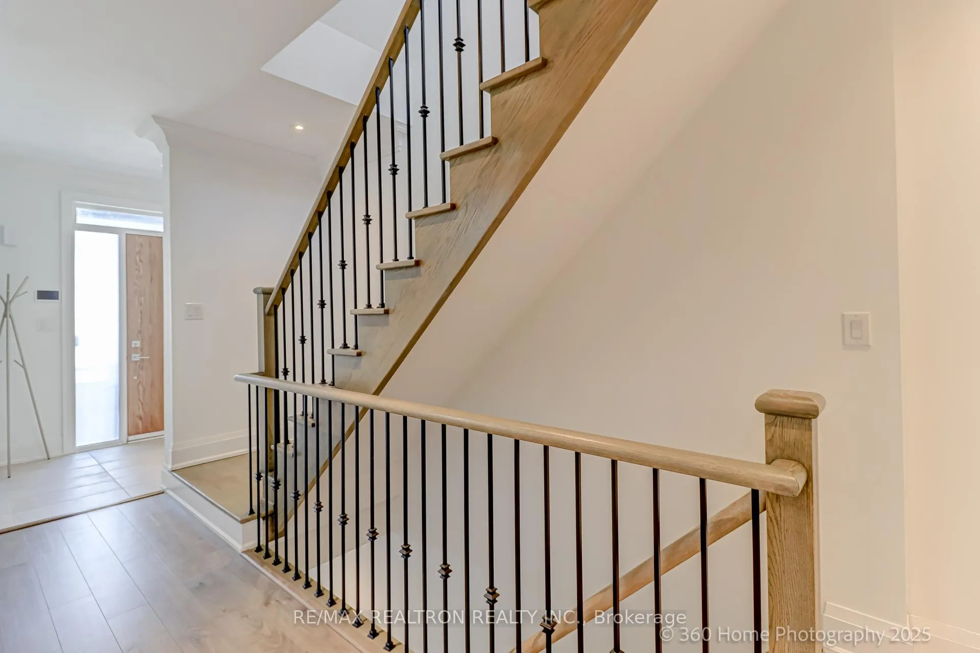 Photo 5 of 9 Gandhi Lane, Markham, Commerce Valley — HOMEH