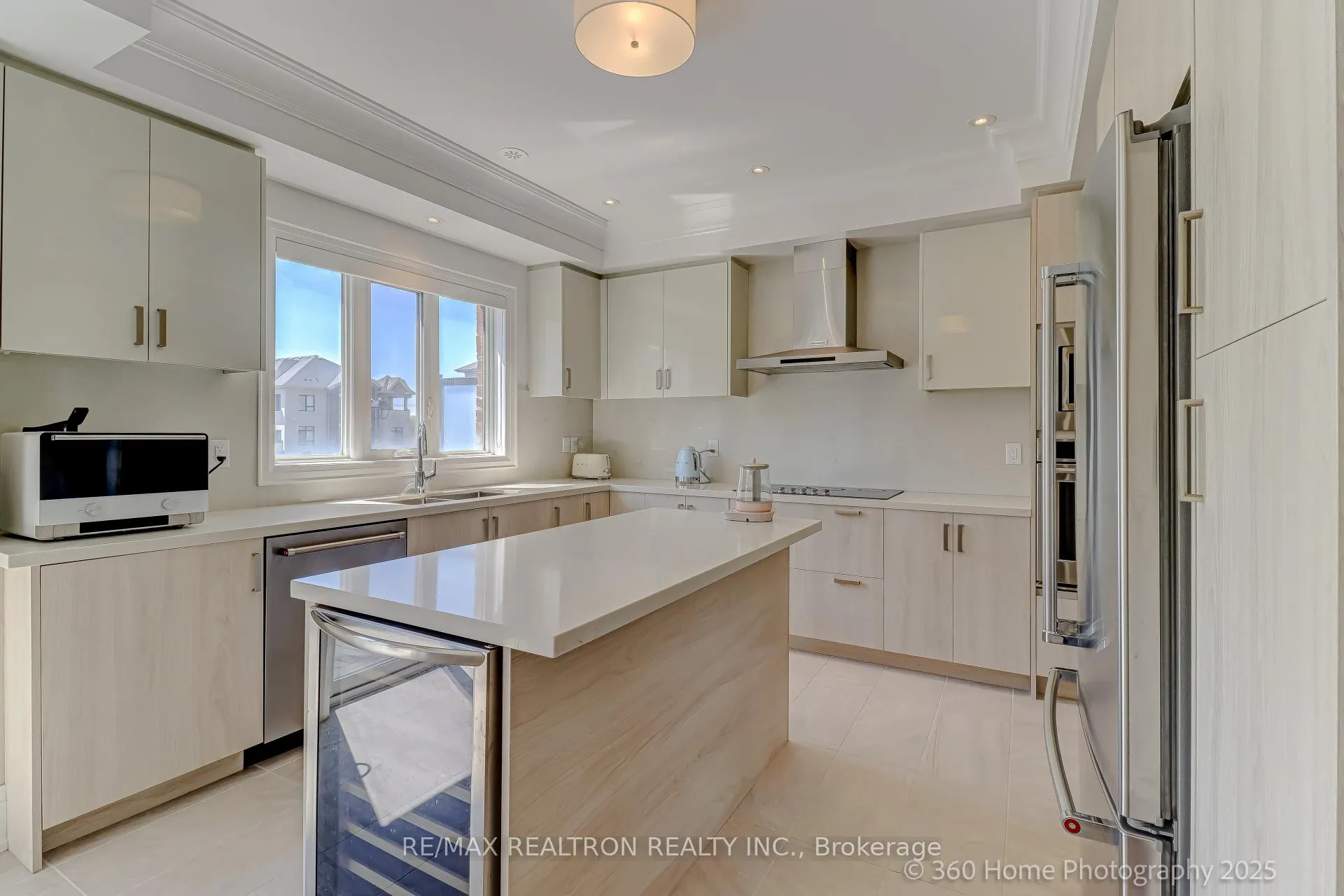 Photo 8 of 9 Gandhi Lane, Markham, Commerce Valley — HOMEH