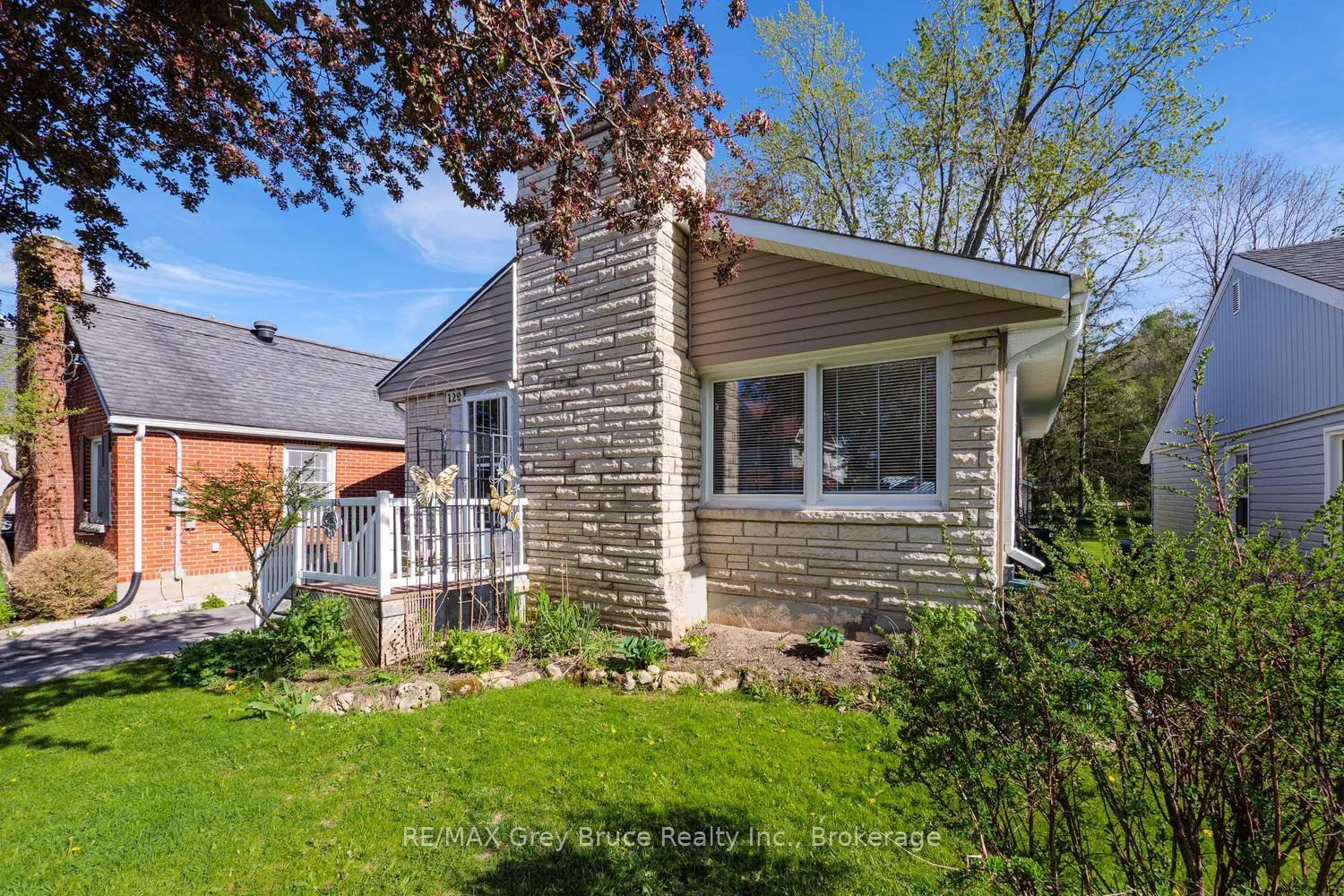 Photo 2 of 129 3rd A Street W, Owen Sound — HOMEH