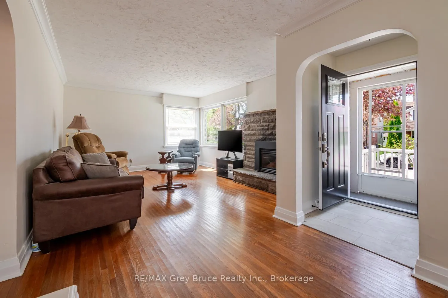 Photo 5 of 129 3rd A Street W, Owen Sound — HOMEH