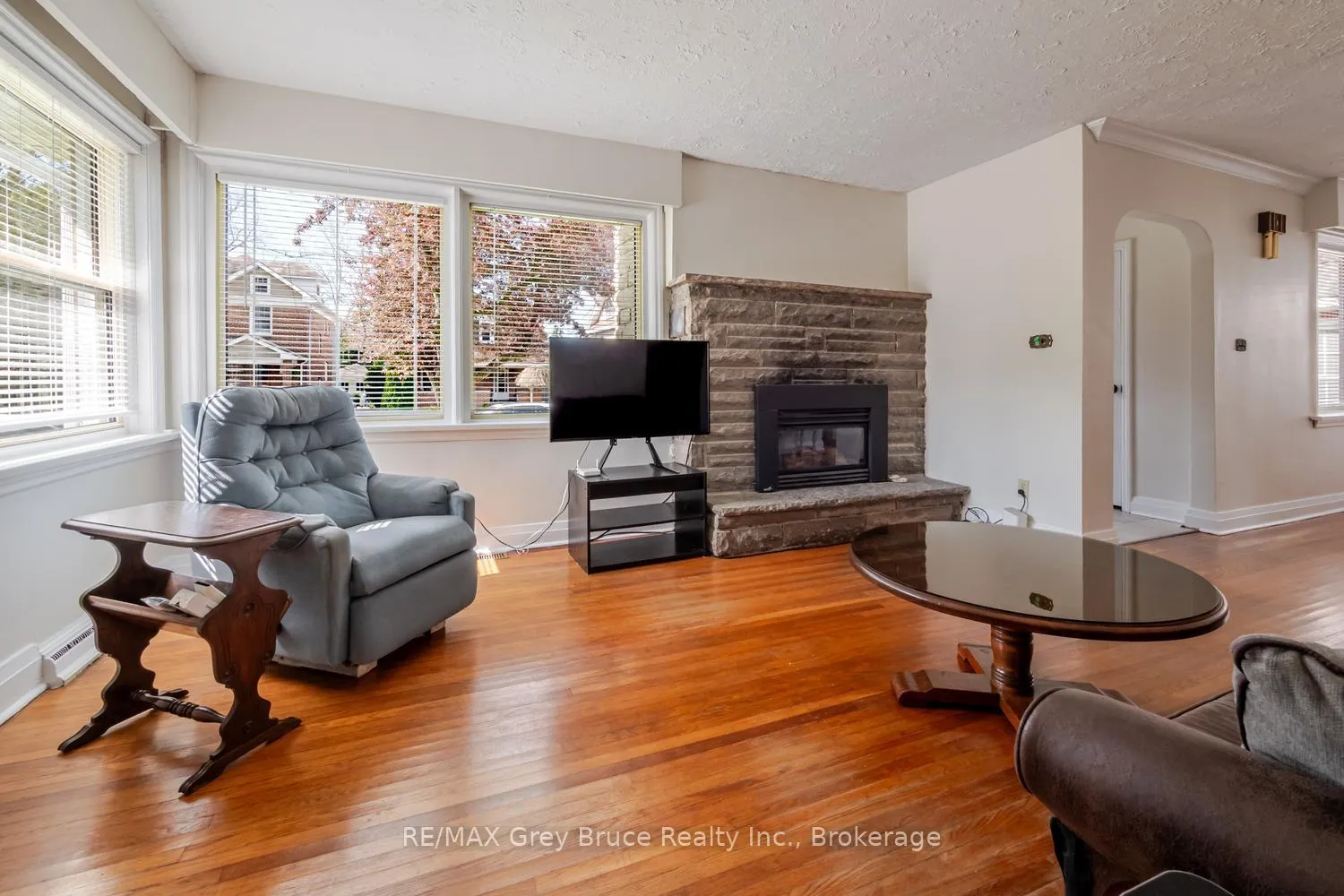 Photo 8 of 129 3rd A Street W, Owen Sound — HOMEH