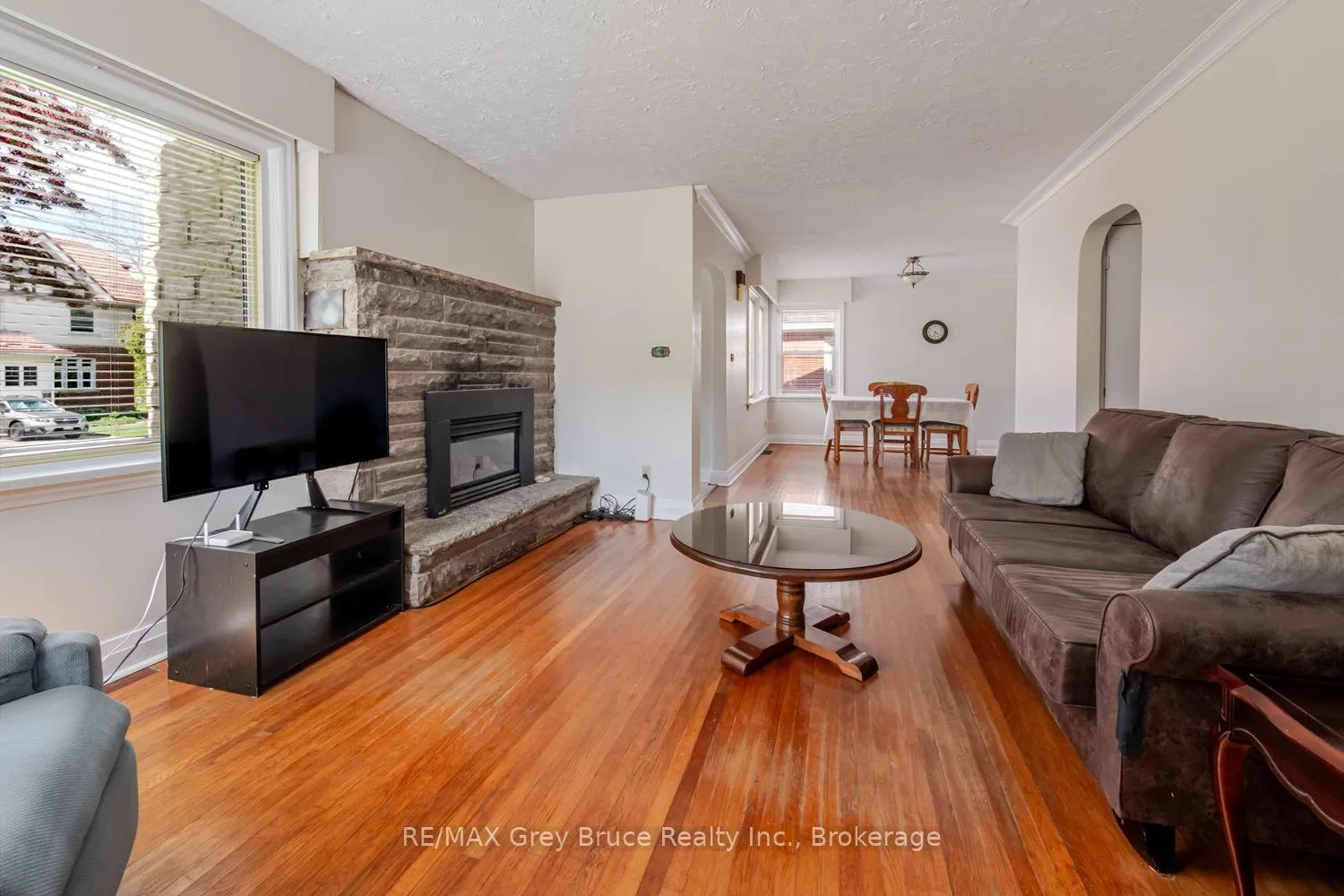 Photo 9 of 129 3rd A Street W, Owen Sound — HOMEH