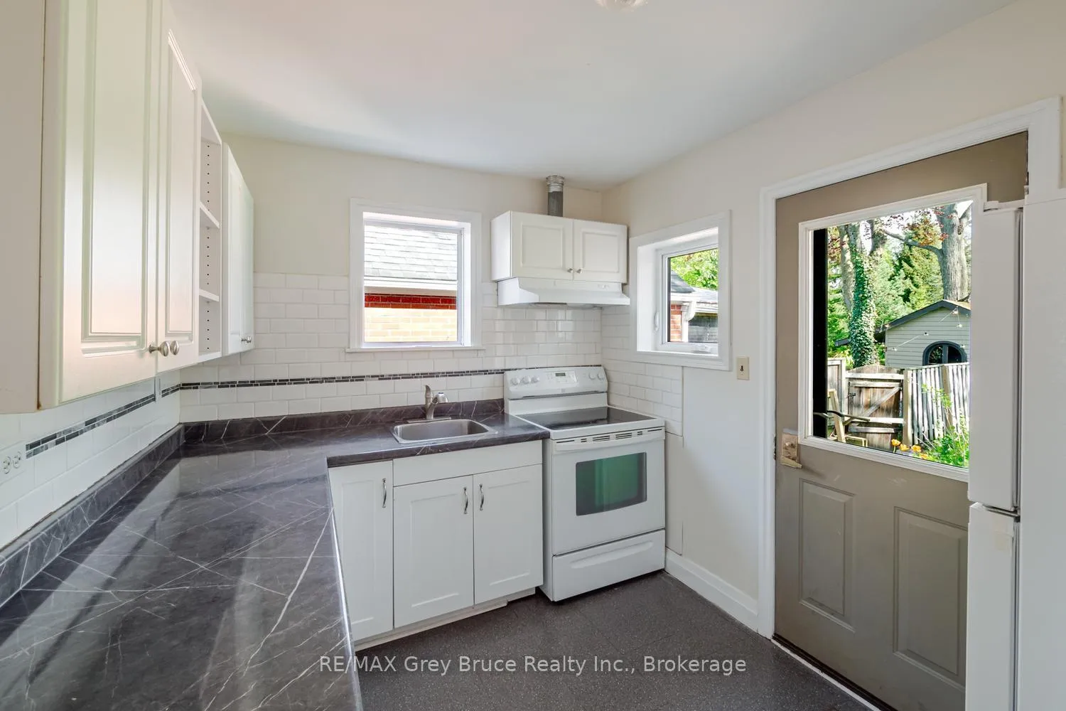 Photo 14 of 129 3rd A Street W, Owen Sound — HOMEH