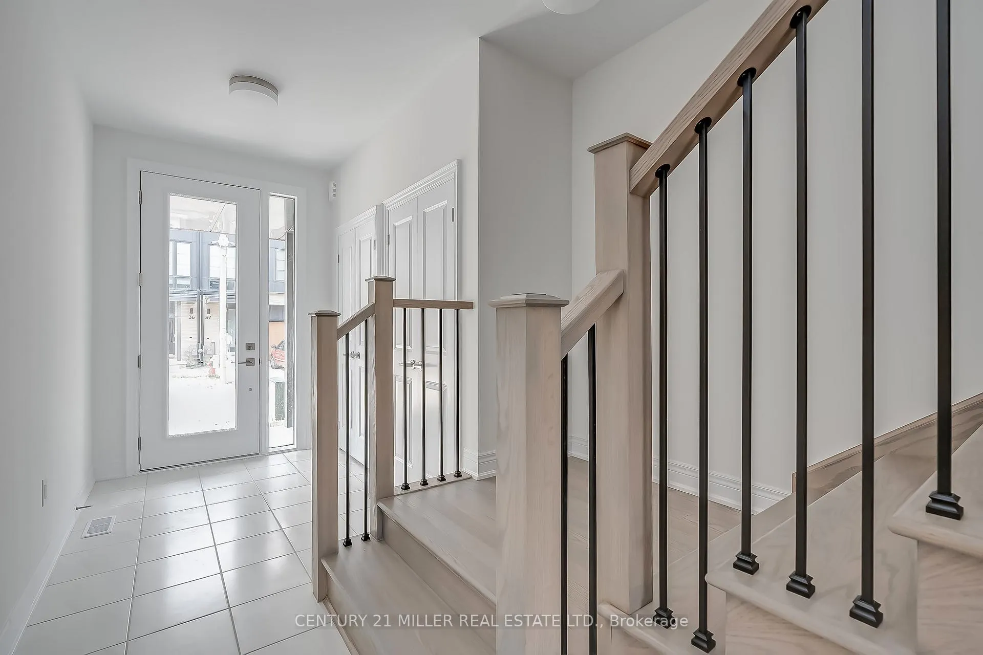 Photo 2 of Unit 31, 2273 Turnberry Road, Burlington, Rose — HOMEH