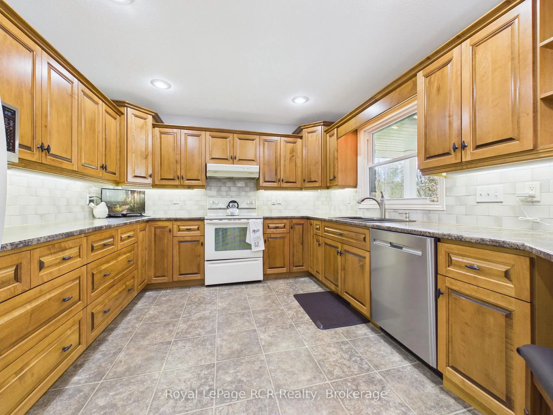 Photo 12 of 75 Alfred Street W, North Huron, Wingham — HOMEH