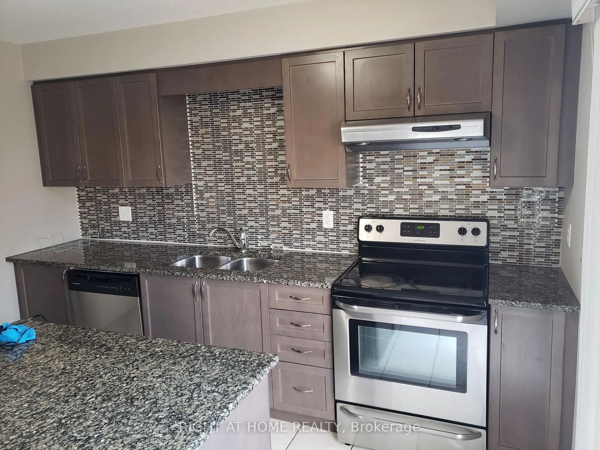 Photo 6 of Unit 27, 12 Poplar Drive, Cambridge, Silver Heights — HOMEH