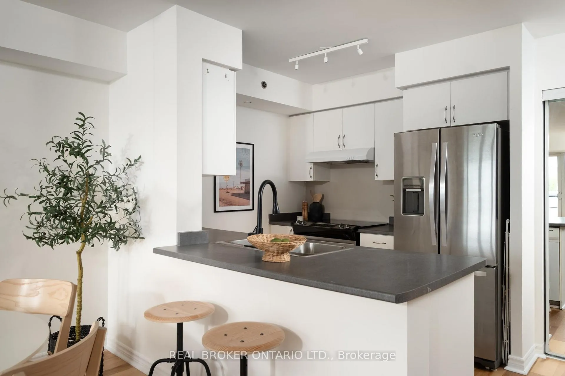 Photo 5 of Unit 510, 35 Saranac Boulevard, Toronto, Englemount-Lawrence — HOMEH