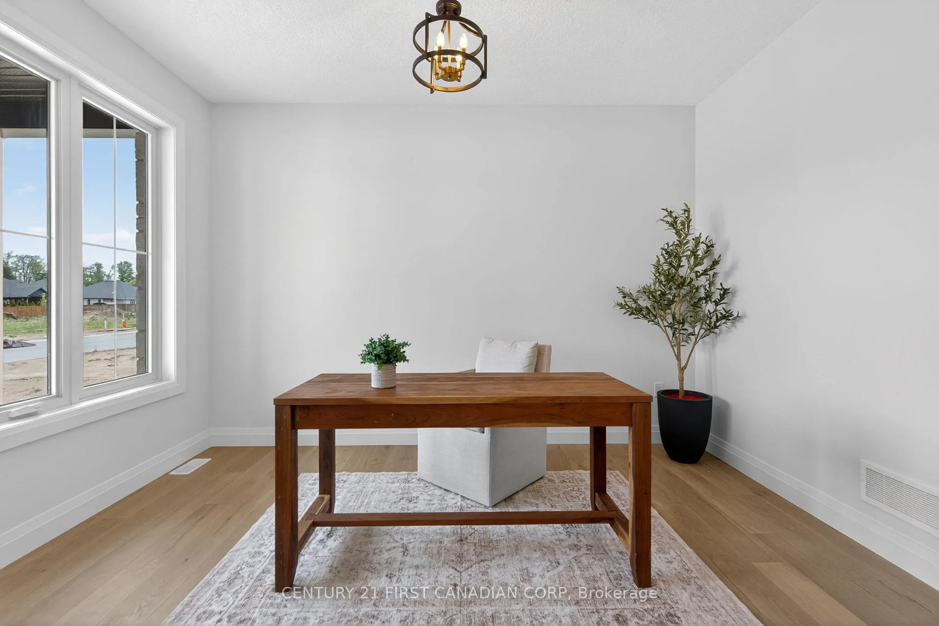 Photo 5 of 61 Hardy Drive, Strathroy-Caradoc, SE — HOMEH