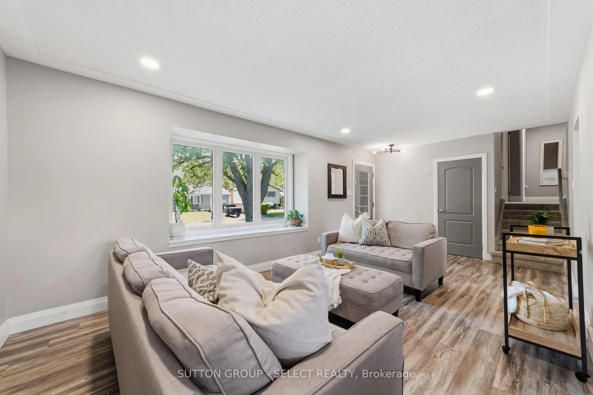 Photo 8 of 14 Notre Dame Crescent, London, South O — HOMEH