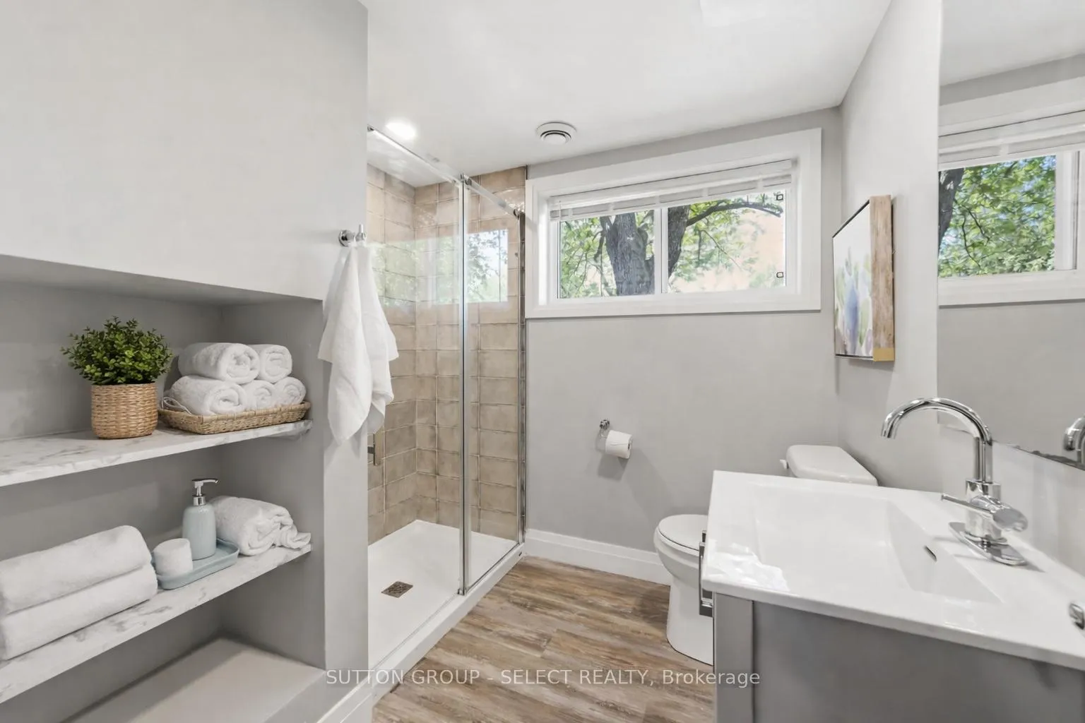 Photo 21 of 14 Notre Dame Crescent, London, South O — HOMEH